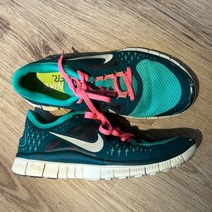 Nike turquoise runners